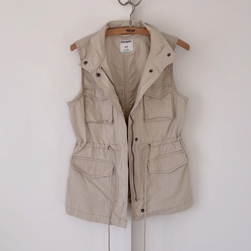 Old Navy utility vest. Lots of details. Excellent condition.